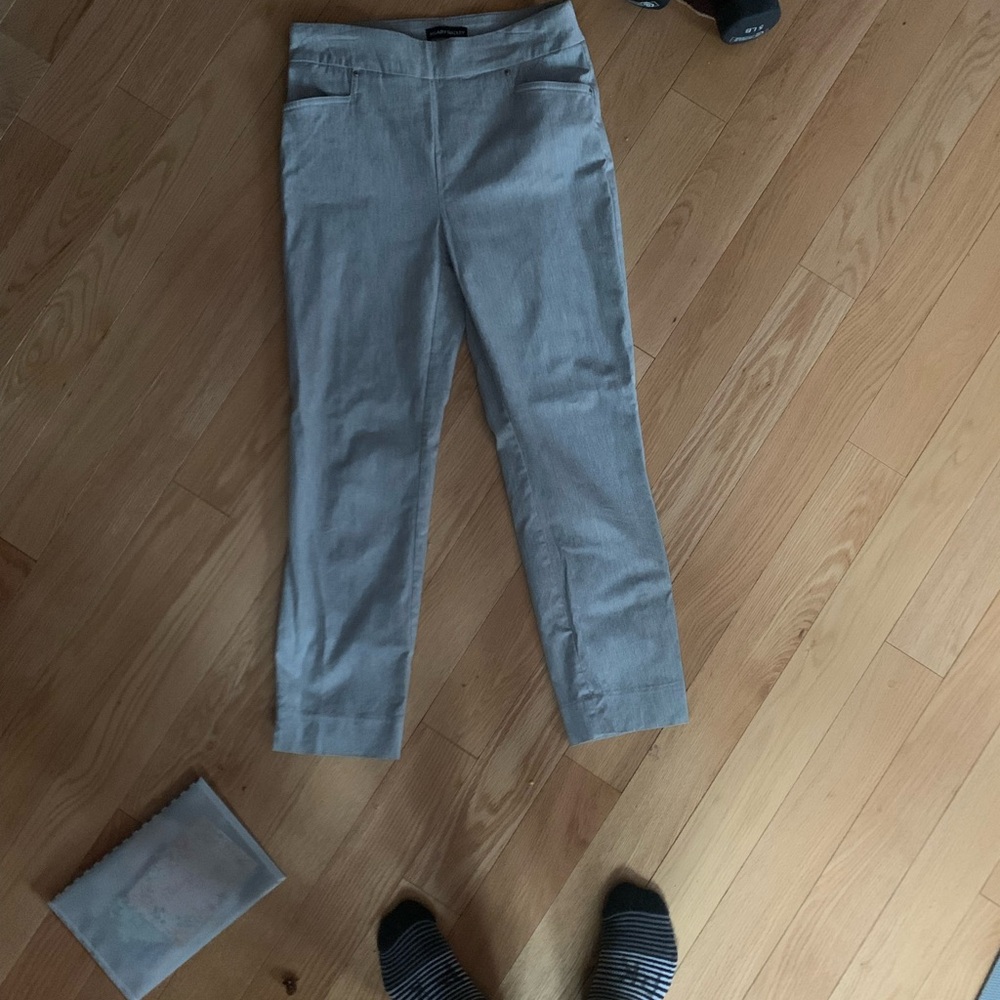 Cropped trendy grey trousers